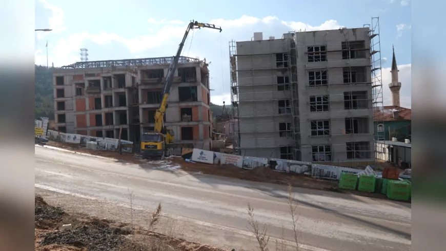 Kazım Kurt Karapınar Kentsel Dönüşüm Projesi’nde 6 Daire Sahibine Tapularını Takdim Etti