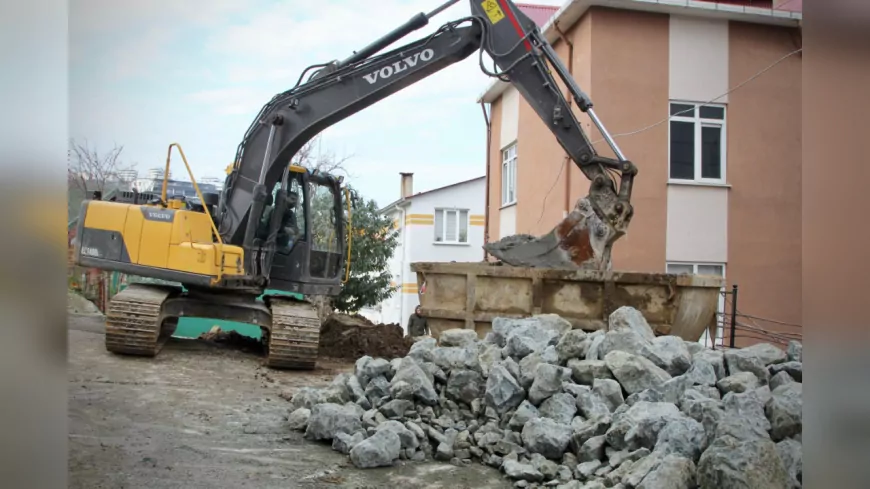 Giresun Belediyesi, Her Gün Farklı Mahalle ve Sokaklarda Alt ve Üst Yapı Çalışmalarını Sürdürüyor