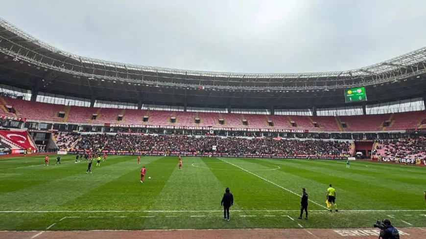 Eskişehirspor taraftarları maçın 1 dakikasında tezahürat yapmadı