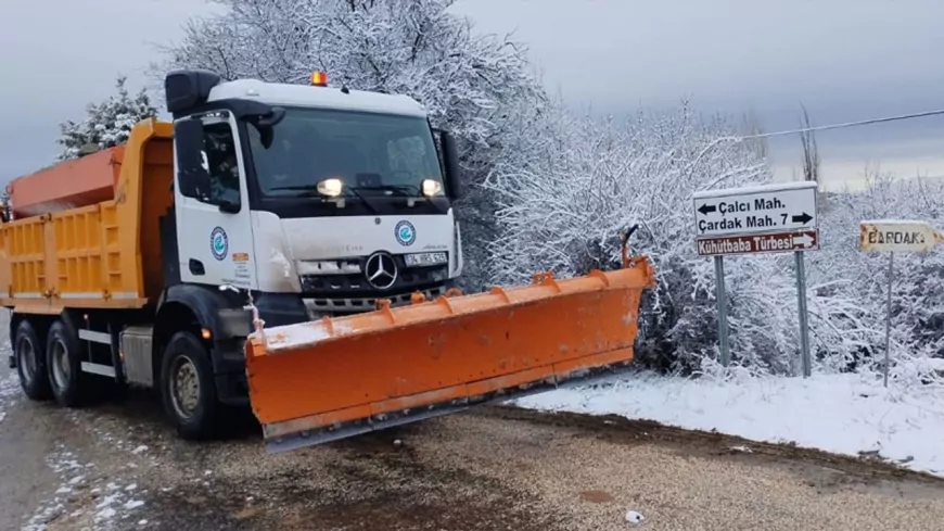 Eskişehir'in kırsal mahallelerinde karla mücadele ve tuzlama çalışmalarını sürüyor