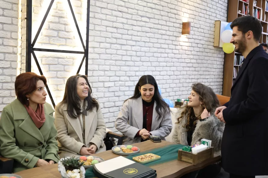 Ağrı'da Yeni Kitap Kafe Açılışı, Başkan Hazal Aras'ın Katılımıyla Gerçekleşti