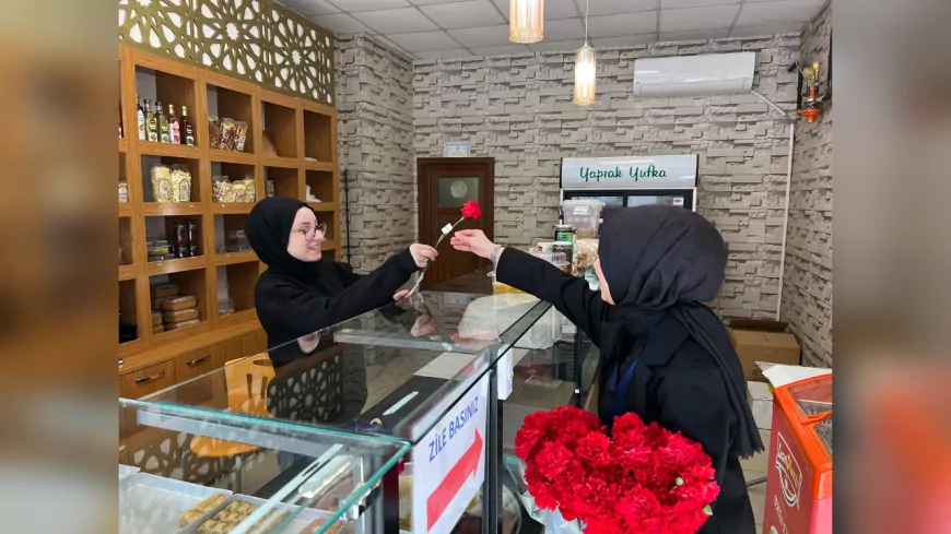 Sakarya Büyükşehir Belediyesi, Miraç Kandili'nde Vatandaşlara Karanfil Dağıttı