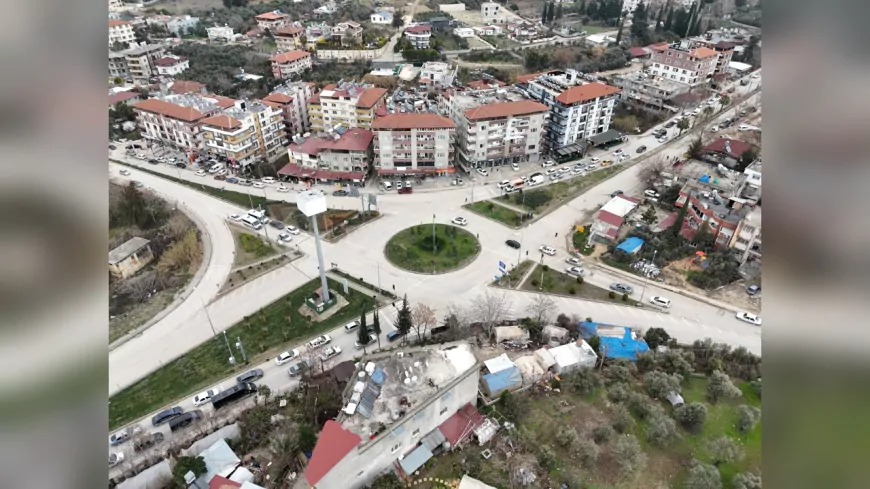 Hatay Büyükşehir Belediyesi, Refüjlerde Yeşil Dokunuşlar Yapıyor