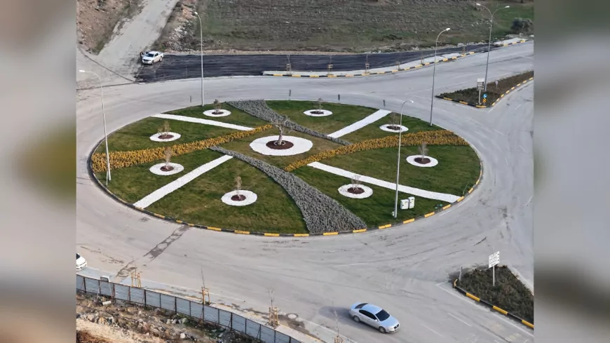 Hatay Büyükşehir Belediyesi, Refüjlerde Yeşil Dokunuşlar Yapıyor