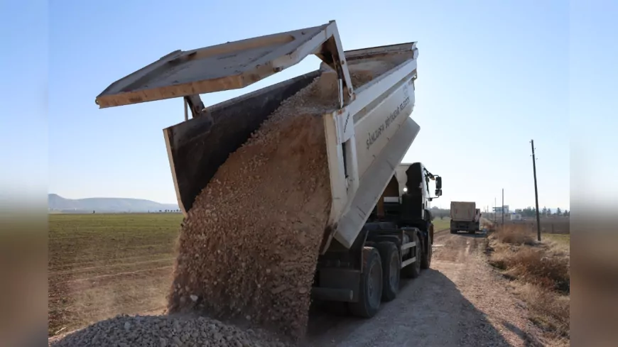 BÜYÜKŞEHİR BELEDİYESİ, KARAKÖPRÜ KIRSALINDA YOL ÇALIŞMALARINI SÜRDÜRÜYOR