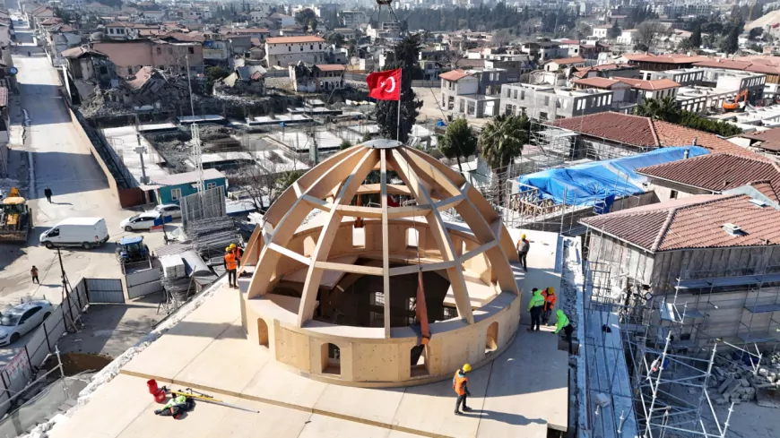 Başkan Altay: Hatay Habib-i Neccar Camii’nin Yeniden İmal Edilen Ahşap Kubbesi Yerine Yerleştirildi