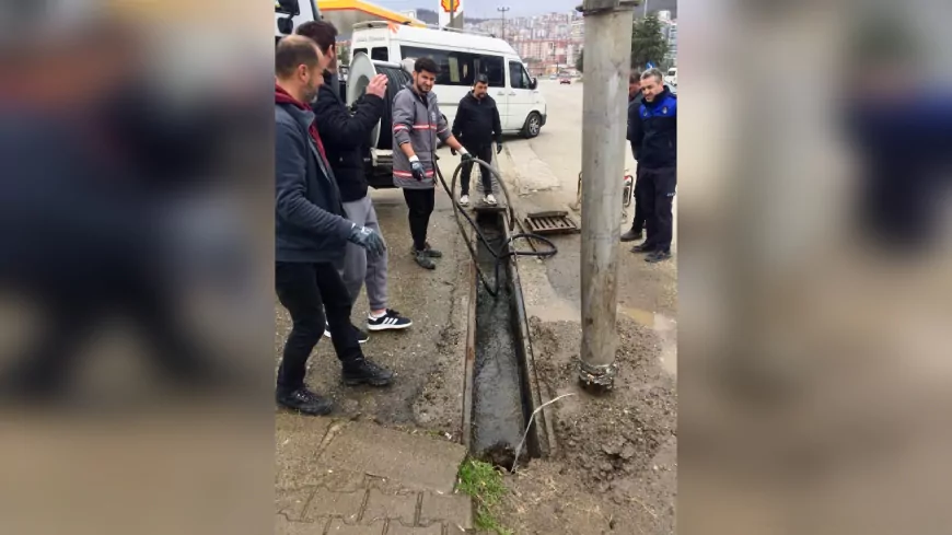 Giresun Belediyesi Yağmur Suyu Kanallarını Temizleyerek Taşkın Riskini Azaltıyor