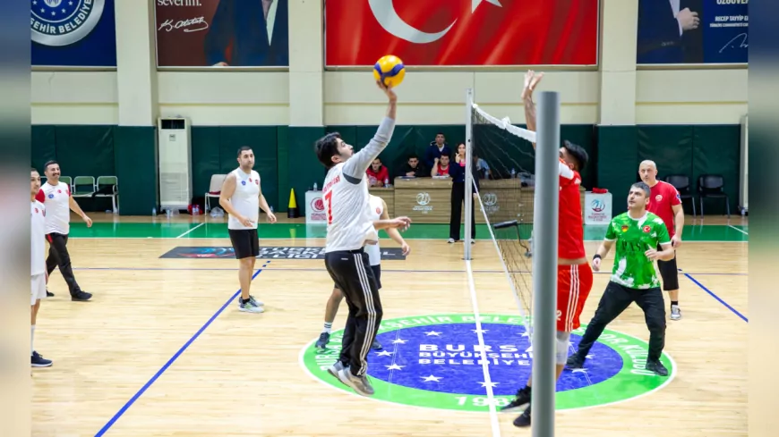 Bursa Büyükşehir Belediyesi İtfaiye Dairesi Başkanlığı, personel arasındaki dayanışmayı artırmak amacıyla düzenlediği voleybol turnuvasında dostluk ve kardeşlik ön plana çıktı.