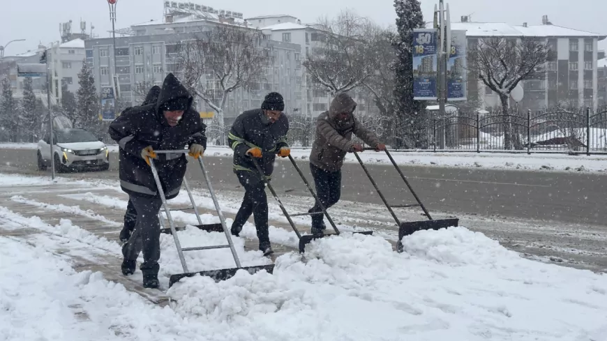 Elazığ Belediyesi, Karla Mücadele Çalışmalarını Aralıksız Sürdürüyor