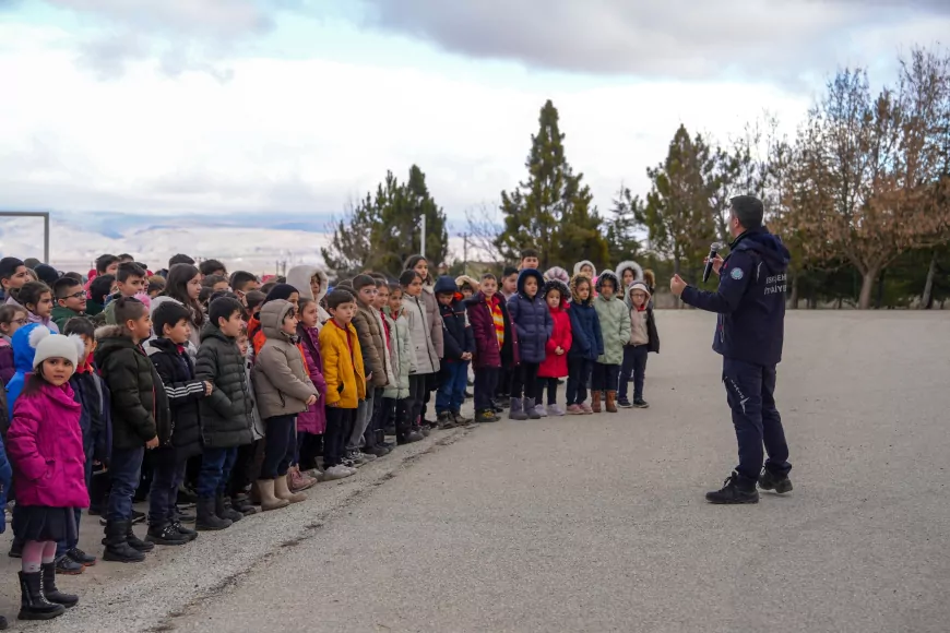 Başkan Ünlüce, Minik Ömer’in İsteğine Ses Verdi Öğrenci, Bir Günlüğüne İtfaiye Eri Oldu