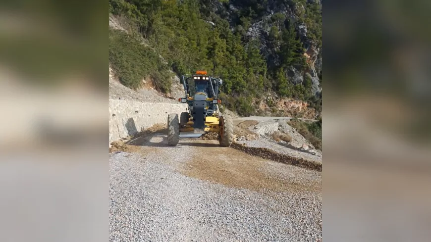 Büyükşehir Ekipleri Alanya Yollarında Tuzlama ve Bakım Çalışması Yaptı