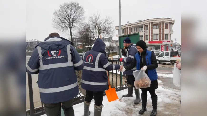 Düzce Belediyesi Karla Mücadele Ekiplerine Destek Ziyareti ve Moral