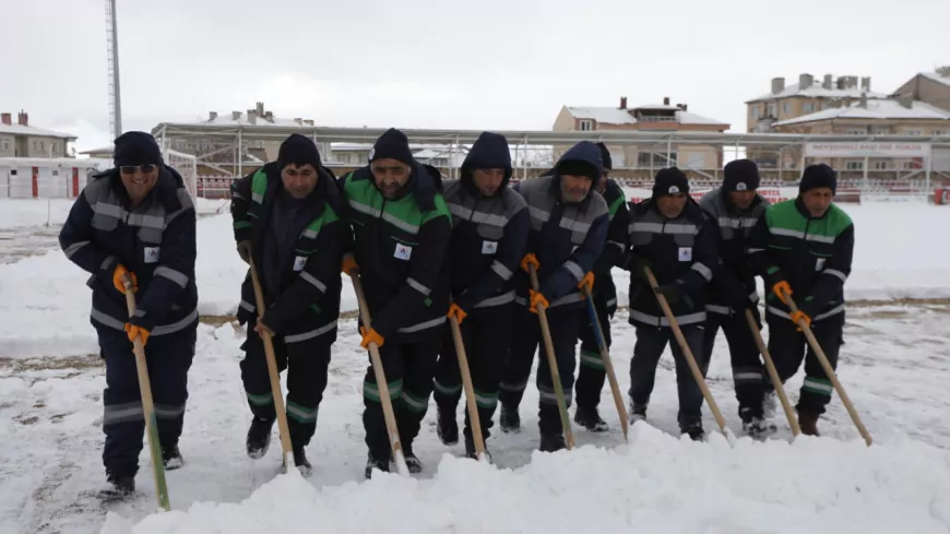 Nevşehir Belediyesi Ekipleri Gazi Stadyumunu Temizledi