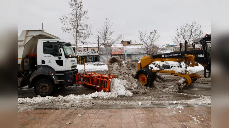 Nevşehir Belediyesi Sanayi Bölgesinde Kar Temizliği Yaptı