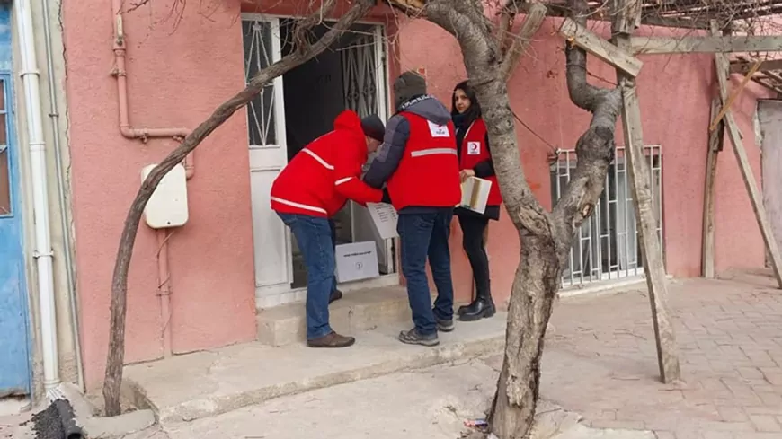 Türk Kızılay Eskişehir’de gıda kolisi dağıtmaya devam ediyor