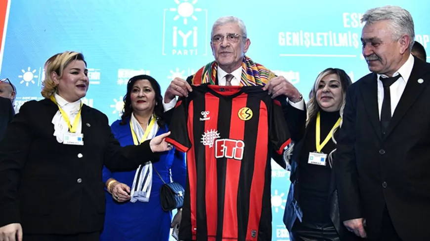 Müsavat Dervişoğlu'na Eskişehirspor forması hediye edildi