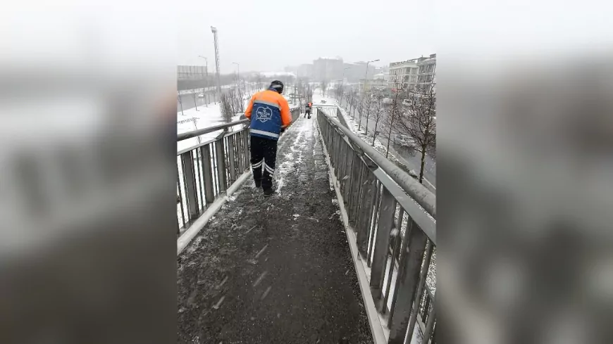 İBB Ekipleri İstanbul’da Kar Küreme ve Tuzlama Çalışmalarına Aralıksız Devam Ediyor