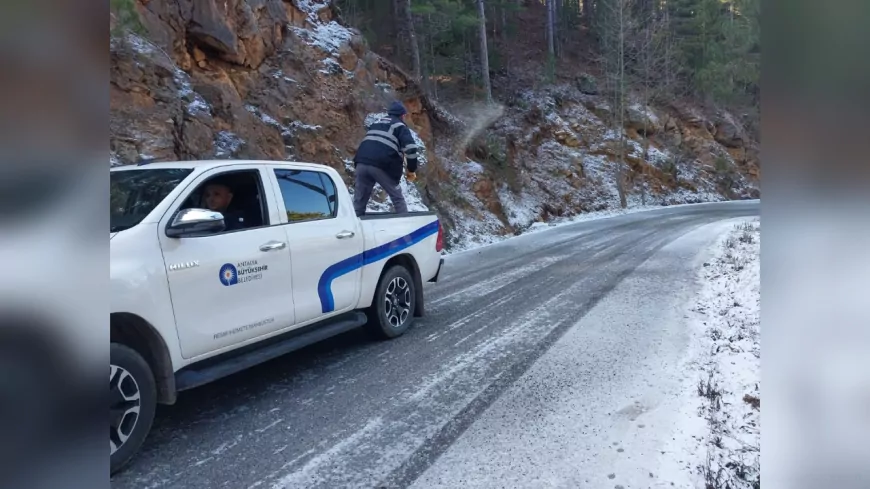 Antalya Büyükşehir’den Yayla Yollarında Tuzlama Çalışması