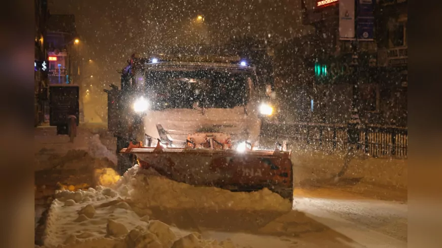 Nevşehir Karla Kaplandı, Belediye Ekipleri Aralıksız Çalışıyor