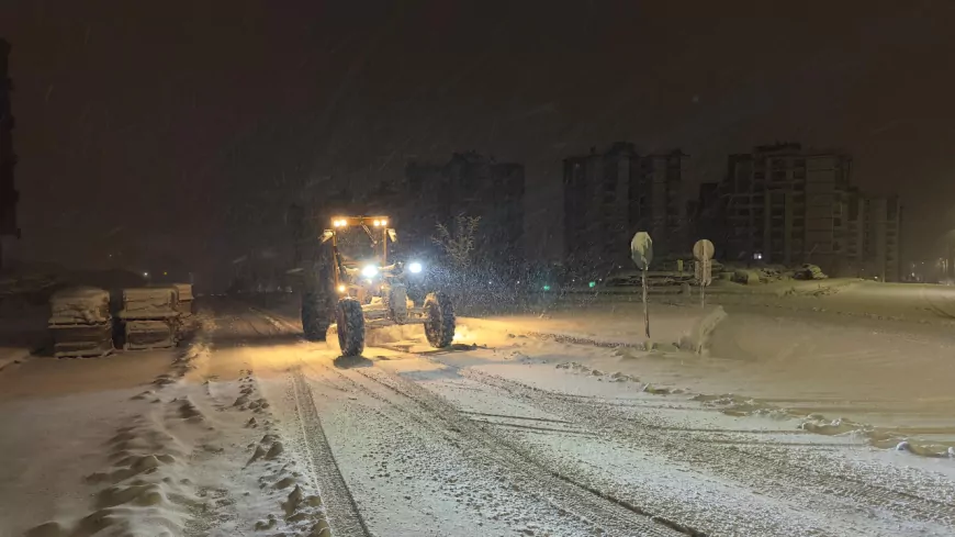 Elazığ Belediyesi Ekipleri, Karla Mücadelede Gece Gündüz Sahada