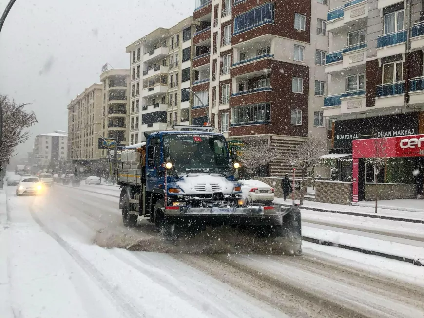 Van Büyükşehir Belediyesi'nin Karla Mücadele Çalışmaları Devam Ediyor