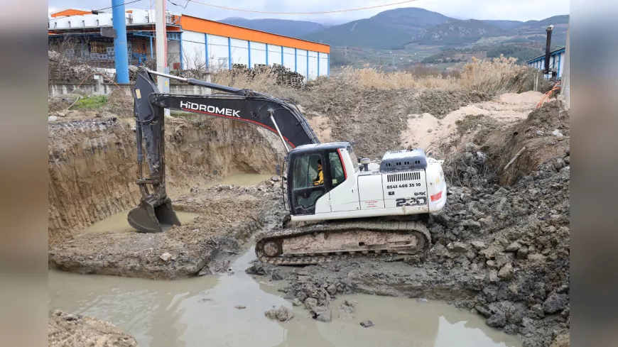 Geyve’deki Menfez Büyükşehir Tarafından Yeniden Yapılıyor