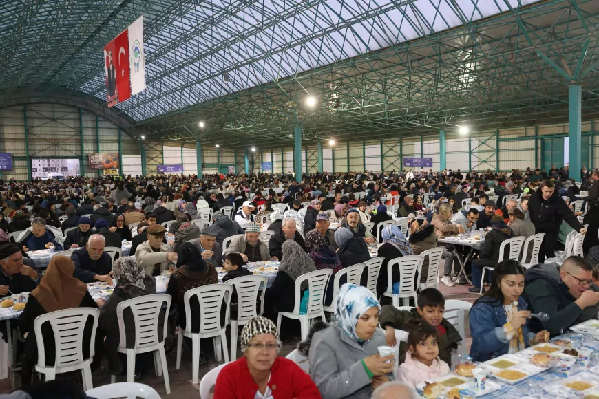 Başkan Kurt, 75. Yıl Mahallesi'nde Binlerce Vatandaşla İftar Sofrasında Buluştu