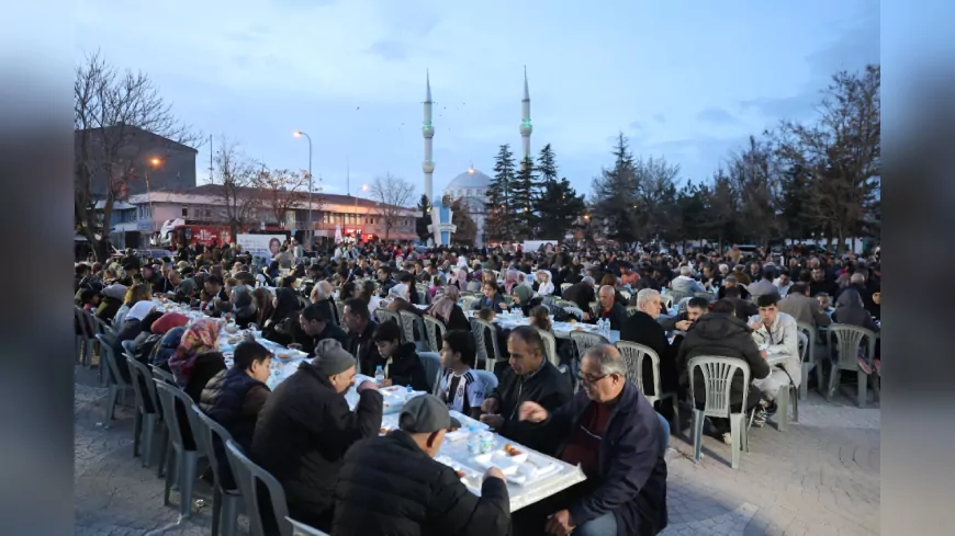 Eskişehir Büyükşehir Belediyesi İftar Sofraları Gönülleri Isıtıyor