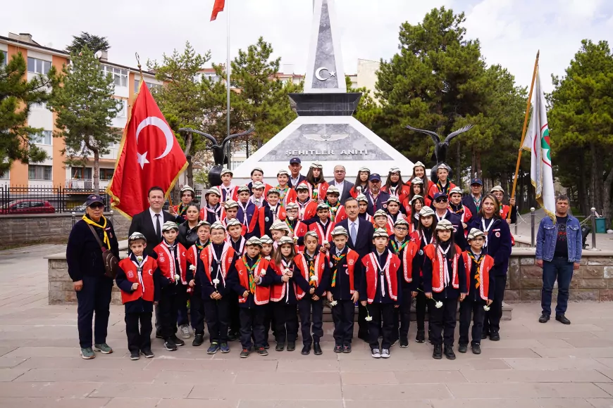 Başkan Ataç ve Minik İzciler, Şehitler İçin Anma Ziyareti Gerçekleştirdi