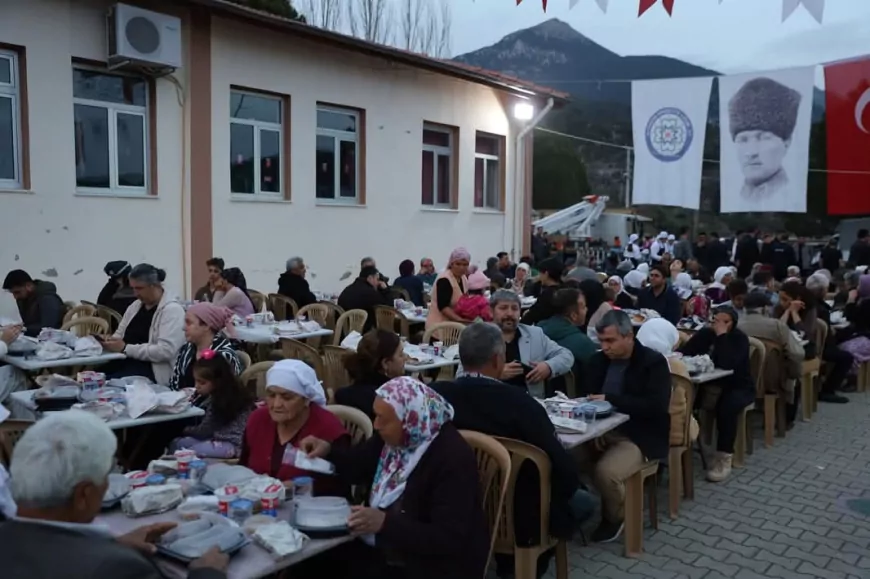 Başkan Aras ve Başkan Durmuş, Çöğmen Mahallesi'nde Vatandaşlarla İftar Yaptı