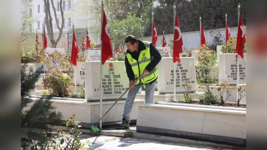 Hatay Büyükşehir Belediyesi Şehitliklerde Bakım ve Temizlik Çalışmalarını Başlattı