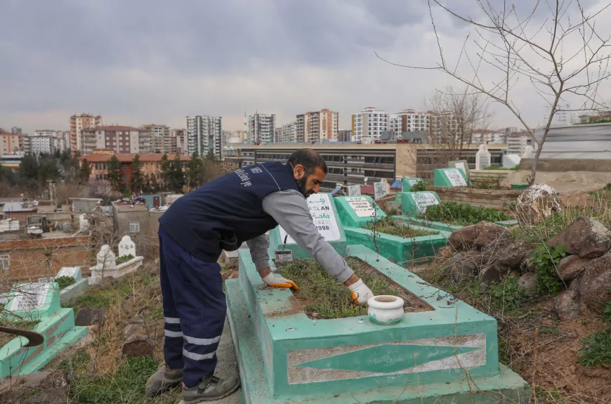 Diyarbakır’da Mezarlıklarda Ramazan Bayramı Öncesi Temizlik