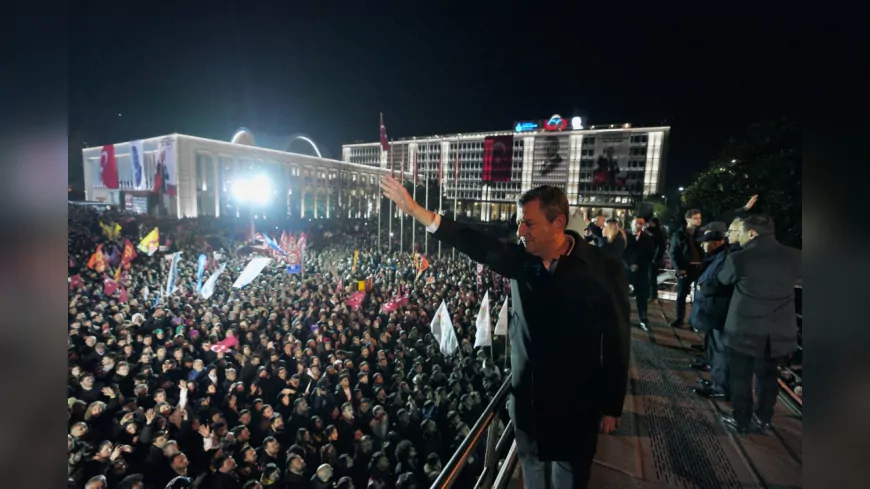 İstanbullular İmamoğlu'na Sahip Çıktı: Saraçhane Meydanı Hınca Hınç Doldu