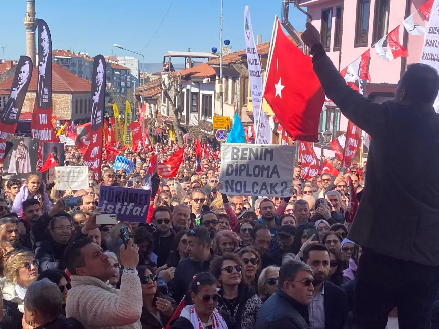 Eskişehir’de Ekrem İmamoğlu’na Destek Yürüyüşü Düzenlendi