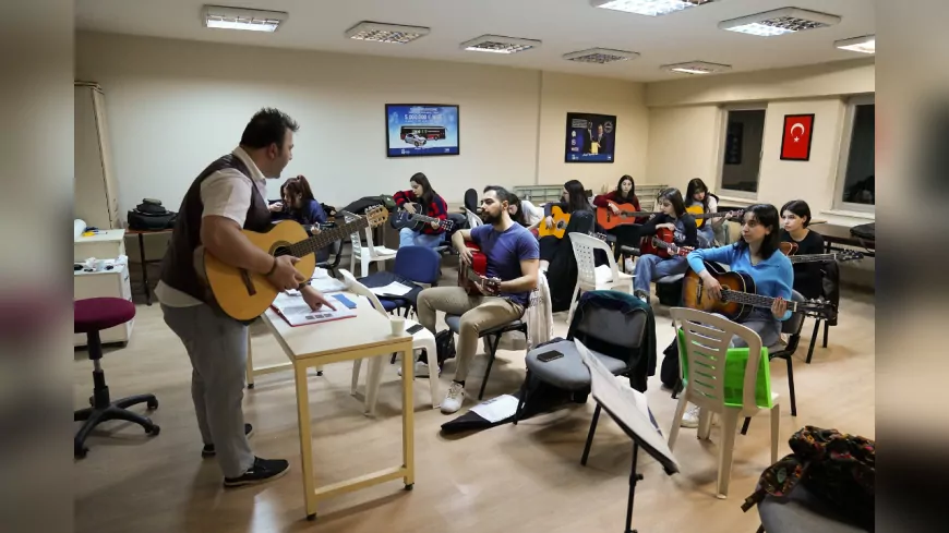 29 Ekim Gençlik Merkezi'nde Gitar ve Bağlama Kursları Devam Ediyor